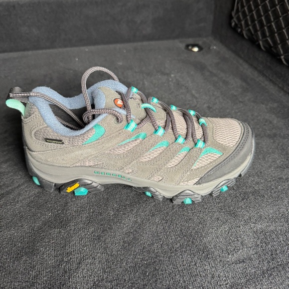 New without box Merrell Camping and Hiking Shoe
Color granite Marine size 8 - Picture 5 of 9